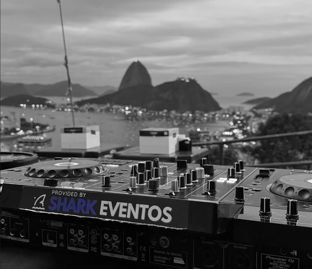 Somos especialistas na locação de equipamentos de alta qualidade para eventos, garantindo soluções completas que tornam cada ocasião inesquecível.