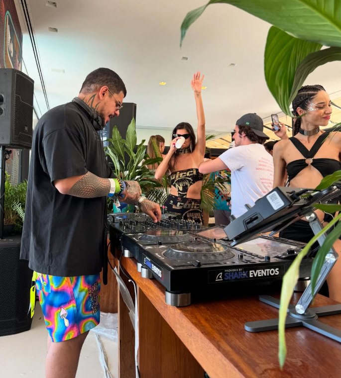 Somos especialistas na locação de equipamentos de alta qualidade para eventos, garantindo soluções completas que tornam cada ocasião inesquecível.